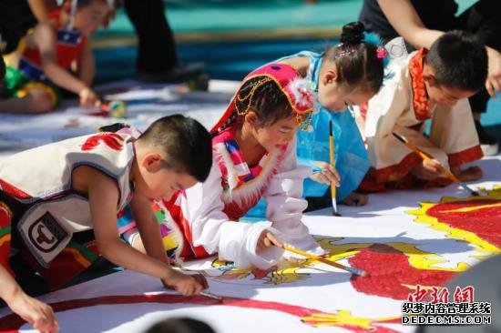 资料图：北京一幼儿园儿童手绘长卷迎六一。/p中新社记者 杜洋 摄