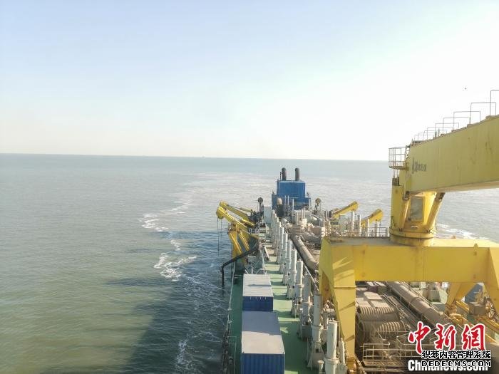 耙吸船“通旭”轮正在天津港高沙岭港区10万吨级航道一期工程作业。天津港集团供图