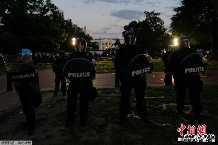 当地时间5月30日，身穿防爆服的警察站在白宫前。