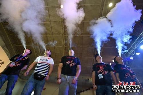 资料图：首届北京电子烟展上，人们在体验电子烟。/p中新网记者 金硕 摄
