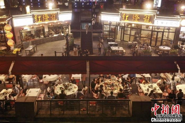 长沙渔人码头美食街允许商户临时越门经营点。　杨华峰 摄